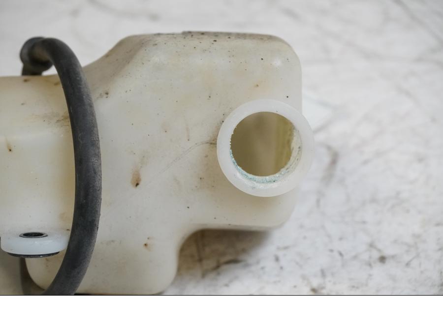 Vänster sida på Vattenexpansionskärl från en Yamaha XT 1200 Z -2011 motorcykel.