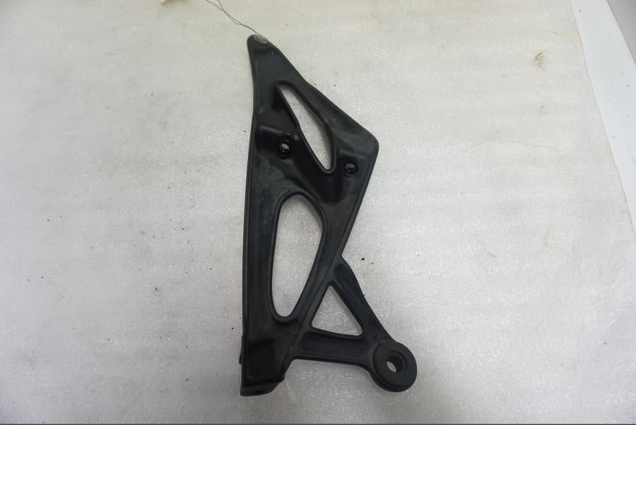 Baksidan pÄ FotpinnefÀste frÄn en BMW K 1300 R -2011 motorcykel.