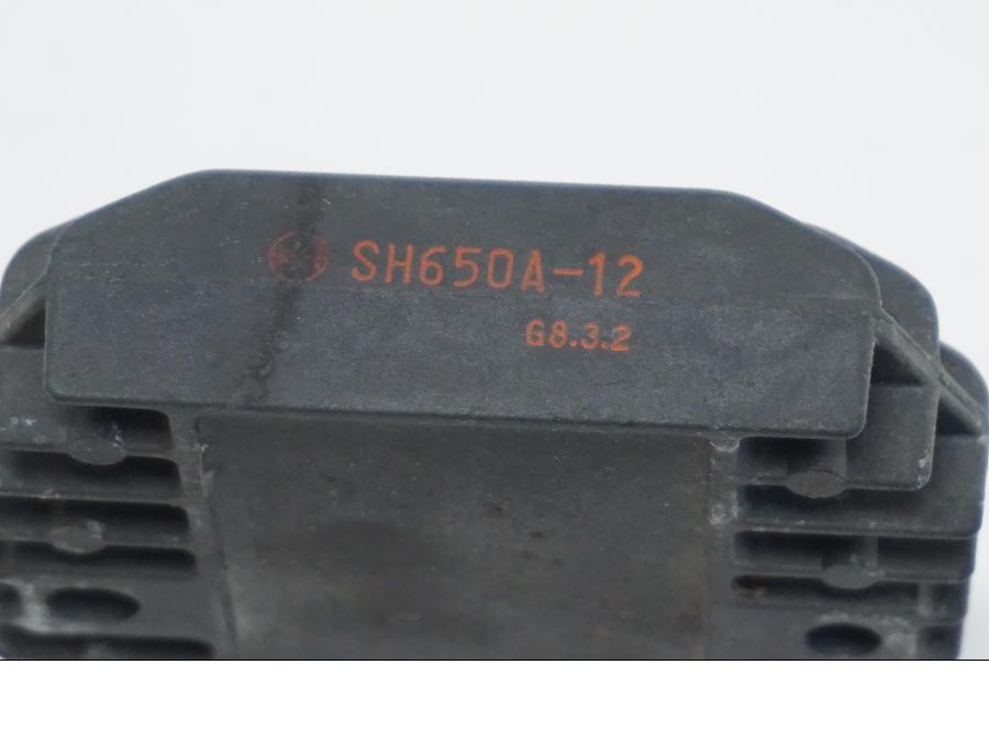 Snett nerifrån på Likriktare från en Yamaha TDM 850 -1998 motorcykel.