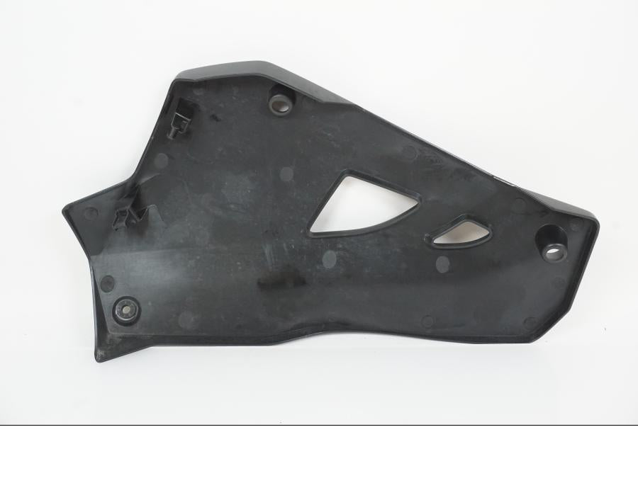 Snett nerifrån på Magkåpa från en BMW S 1000 XR -2020 motorcykel.