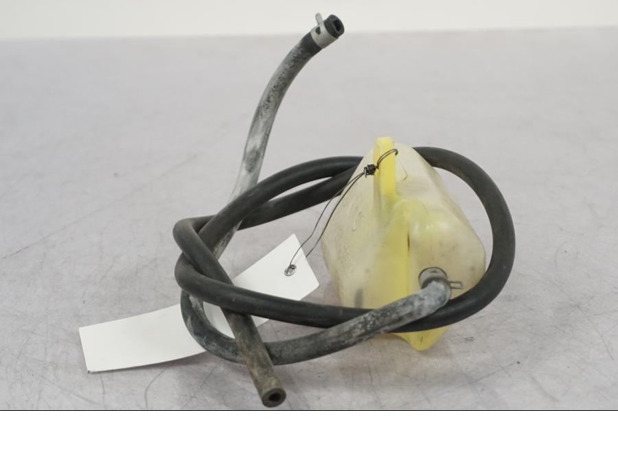 Höger sida på Vattenexpansionskärl från en Suzuki VZ 800 -2000 motorcykel.