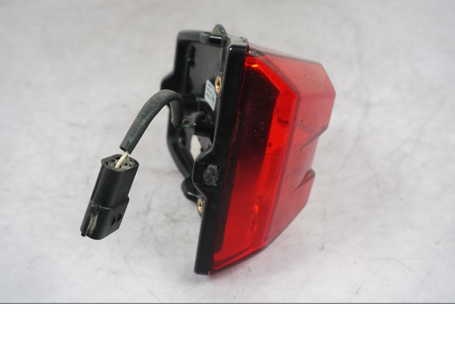 Snett uppifrån på Baklampa från en Triumph Tiger Explorer -2016 motorcykel.