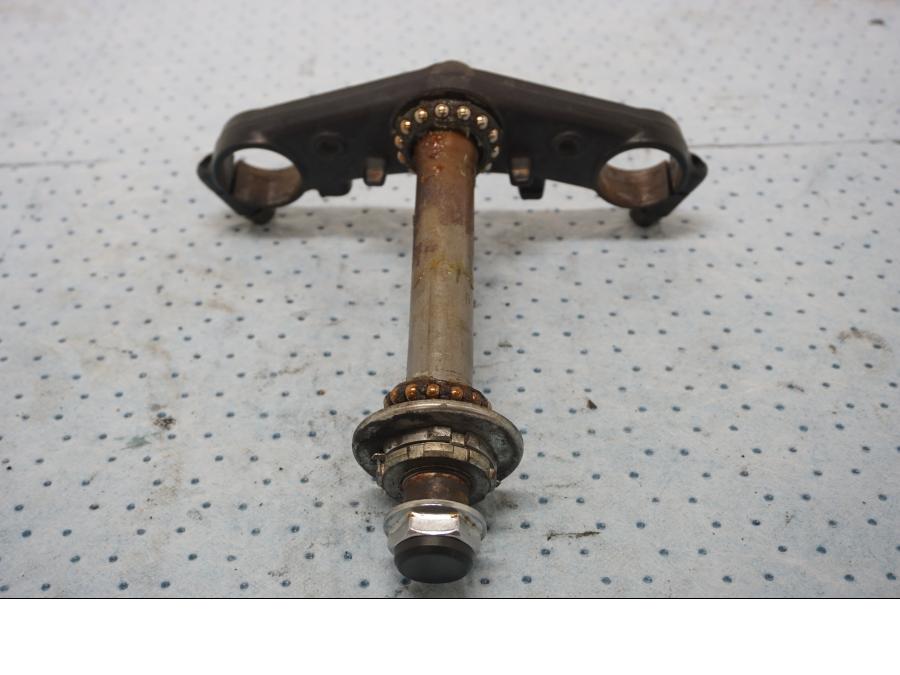 Baksidan på Gaffelkrona från en Honda VTR 1000 F -1997 motorcykel.