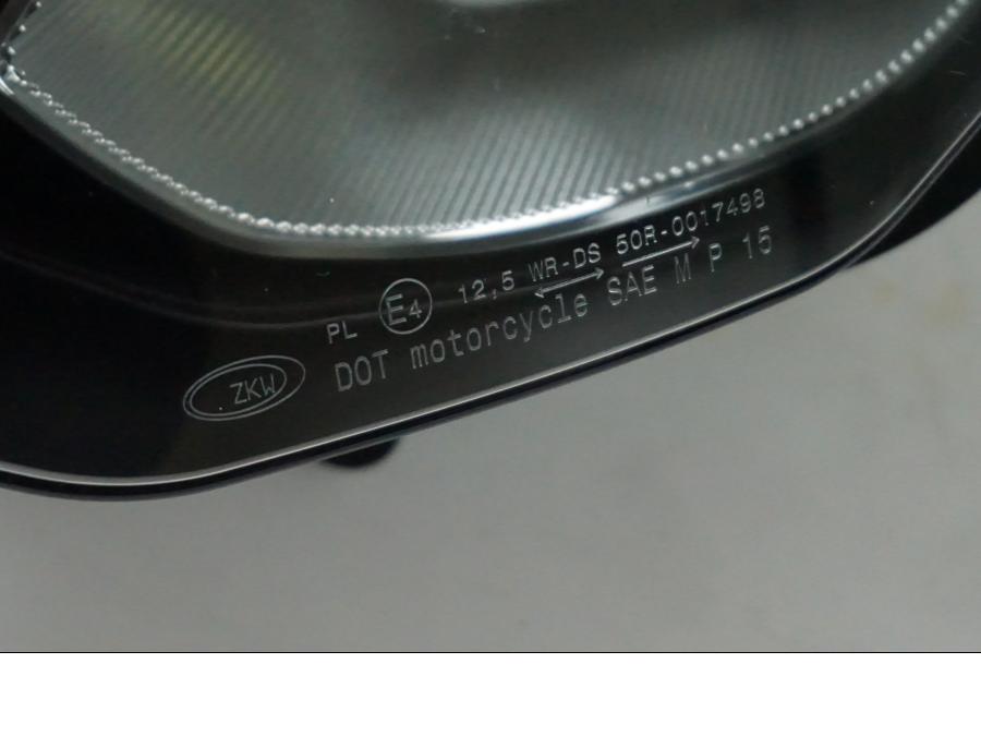 Snett nerifrån på Strålkastare från en BMW K 1200 RS -2008 motorcykel.