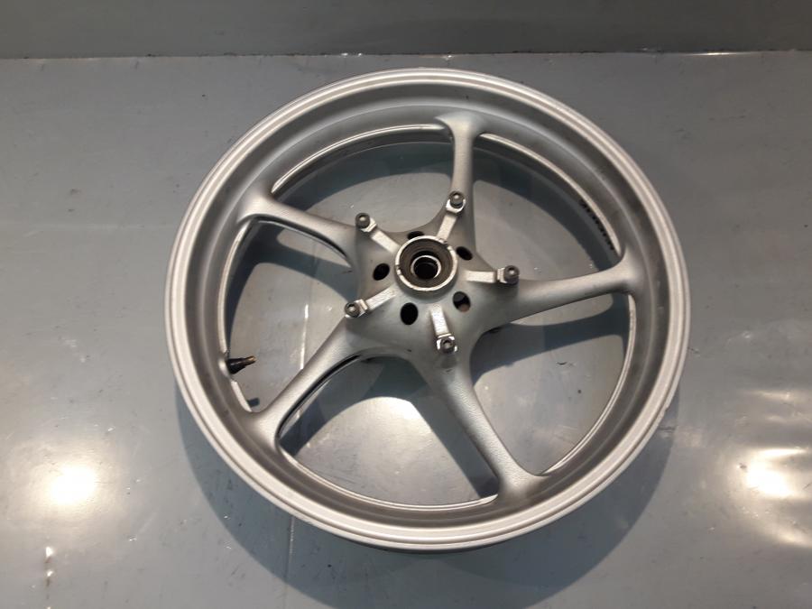 Baksidan på Fälg från en Yamaha FZ-6 -2004 motorcykel.