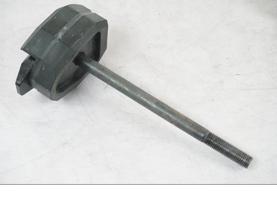 Snett nerifrån på Kraschpuckar från en Kawasaki Z 900 -2019 motorcykel.