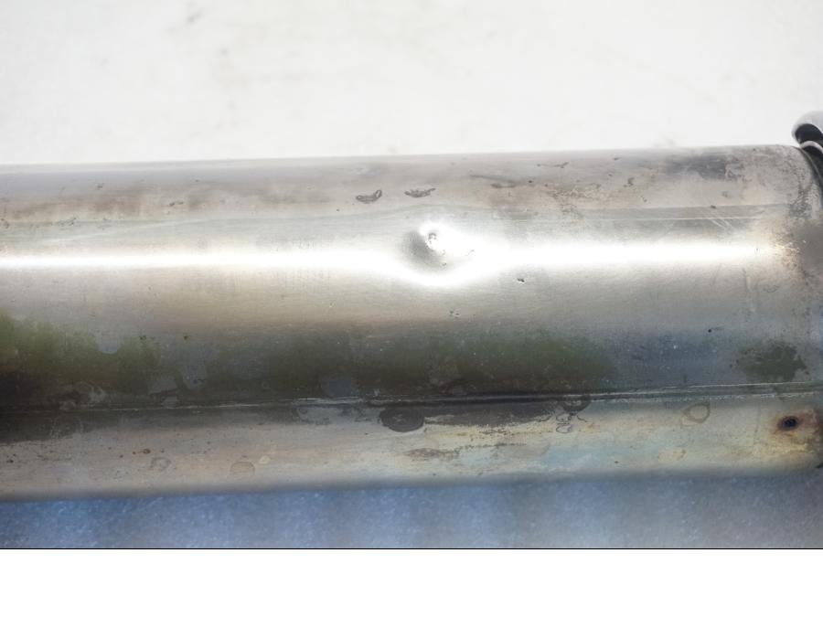 Vänster sida på Ljuddämpare från en Suzuki VL 800 -2004 motorcykel.