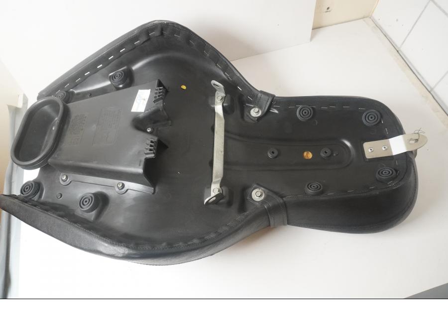 Höger sida på Sadel från en Triumph Rocket III -2011 motorcykel.