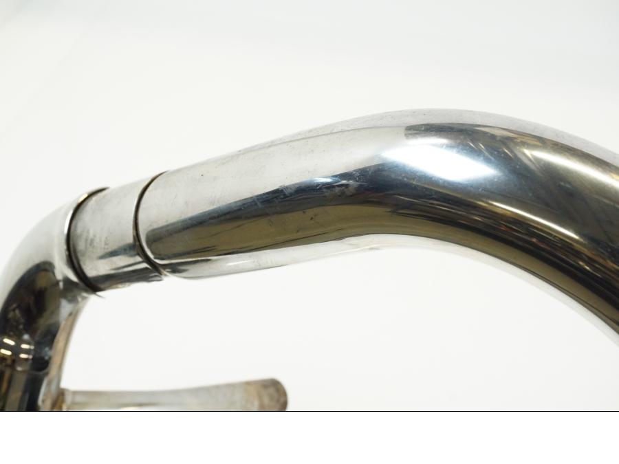 Snett nerifrån på Grenrör från en Triumph Speedmaster -2006 motorcykel.