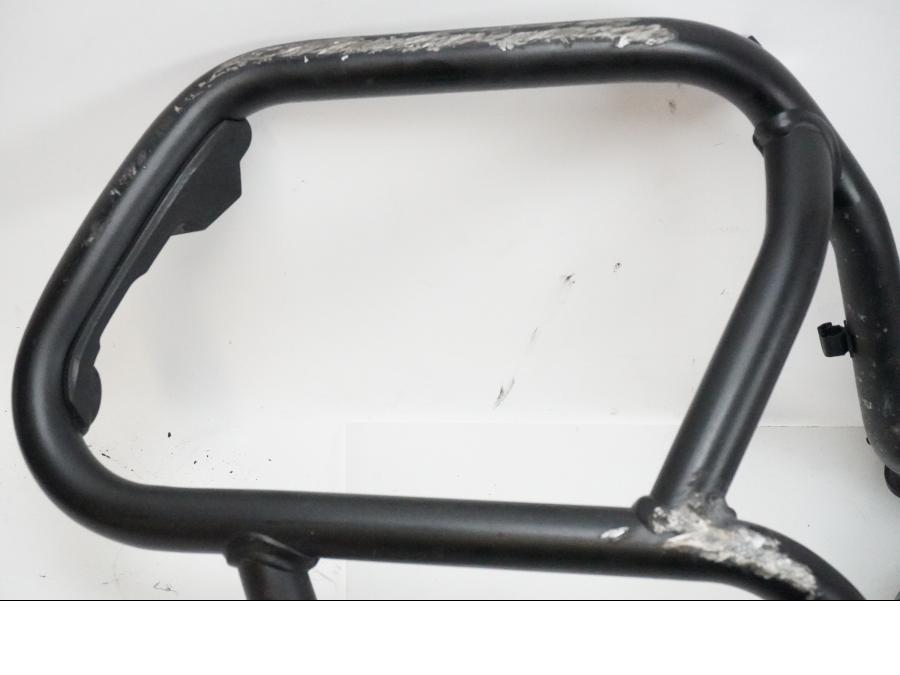 Snett nerifrån på Motorskyddsbåge från en BMW R 1250 GSA -2021 motorcykel.