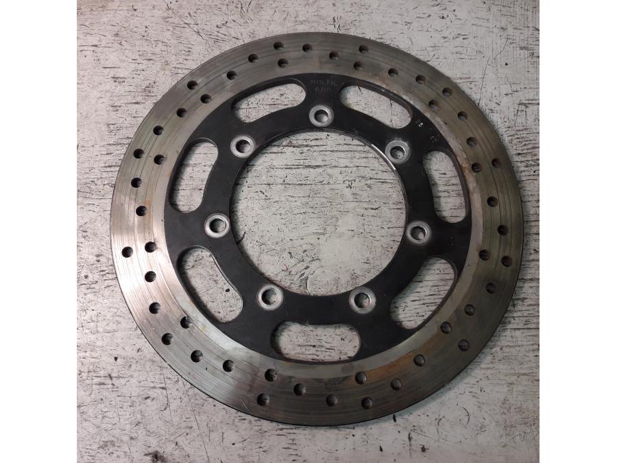Framsidan på Bromsskiva från en Suzuki VZ 1600 -2005 motorcykel.