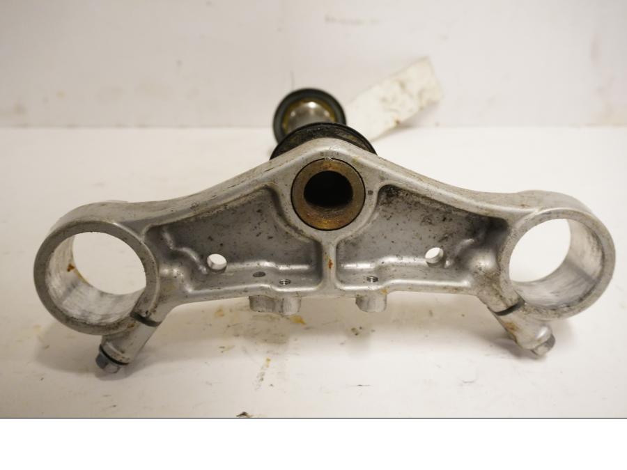 Baksidan på Gaffelkrona från en Honda CB 1300 F -2003 motorcykel.