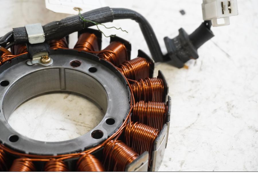 Baksidan på Generator från en Kawasaki VN 1500 Mean Streak -2003 motorcykel.