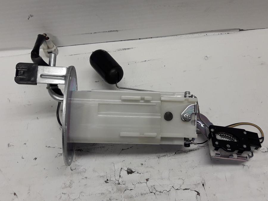 Höger sida på Bensinpump insprut från en Suzuki GSX-S 1000 -2018 motorcykel.