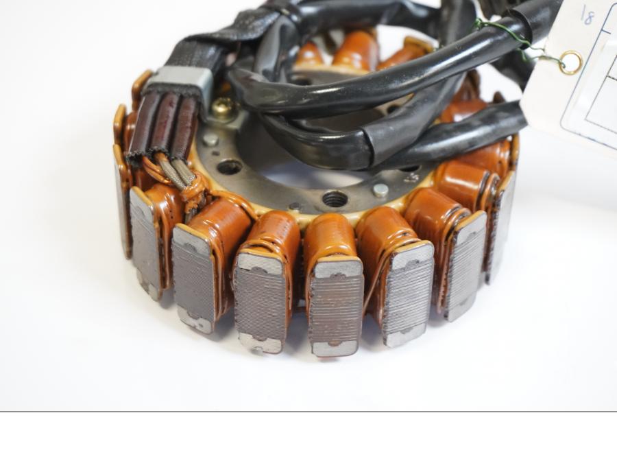 Baksidan på Generator från en Honda CBR 900 RR -1993 motorcykel.