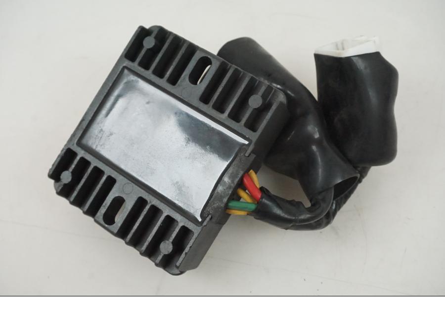 Snett nerifrån på Likriktare från en Honda CBR 1000 -2005 motorcykel.