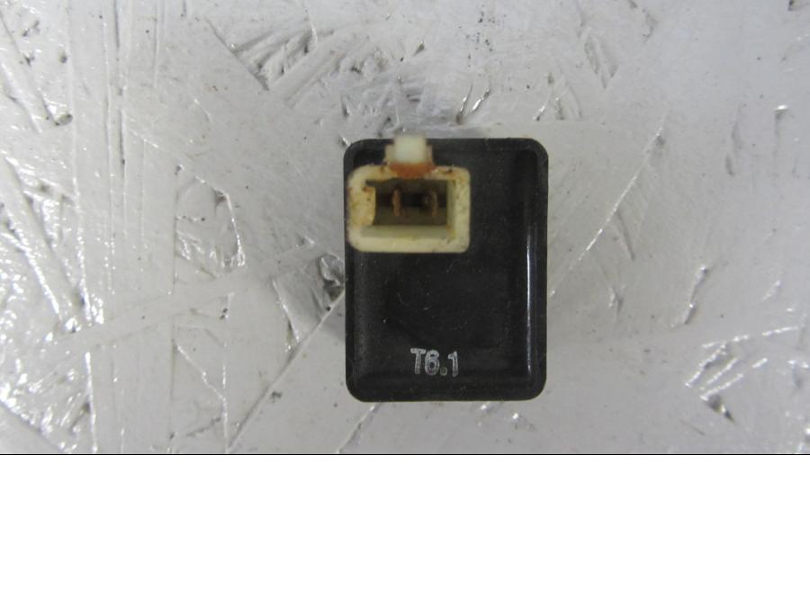 Baksidan på Blinkersrelä från en Suzuki VS 1400 -1996 motorcykel.