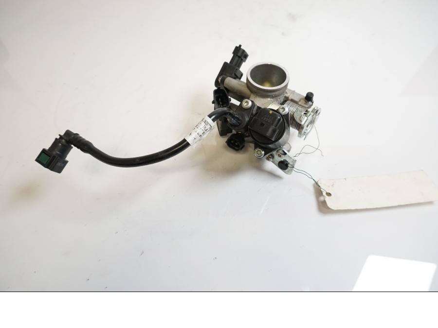 Höger sida på Spjällhus från en KTM 125 Duke -2017 motorcykel.