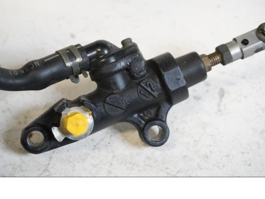 Vänster sida på Bromshuvudcylinder från en Yamaha YZF R6 -2001 motorcykel.