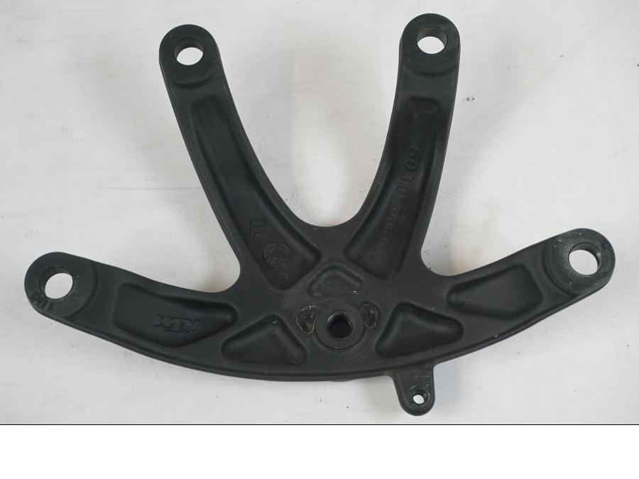 Höger sida på Motorfäste från en KTM 1290 Super Duke R -2018 motorcykel.