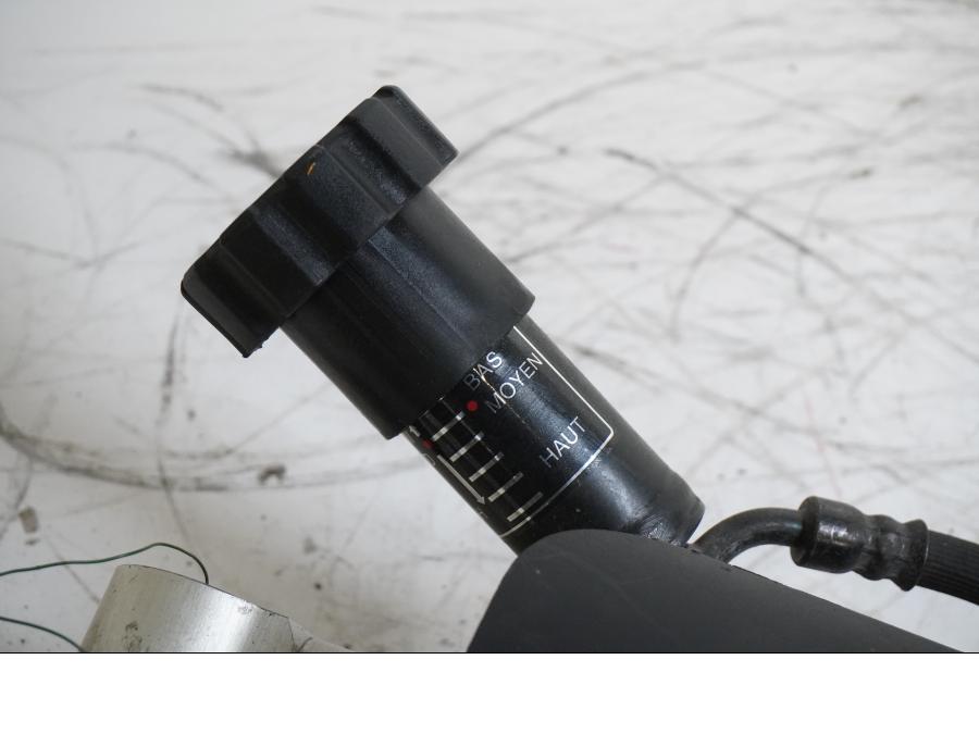 Snett nerifrån på Stötdämpare från en BMW R 1200 R -2007 motorcykel.