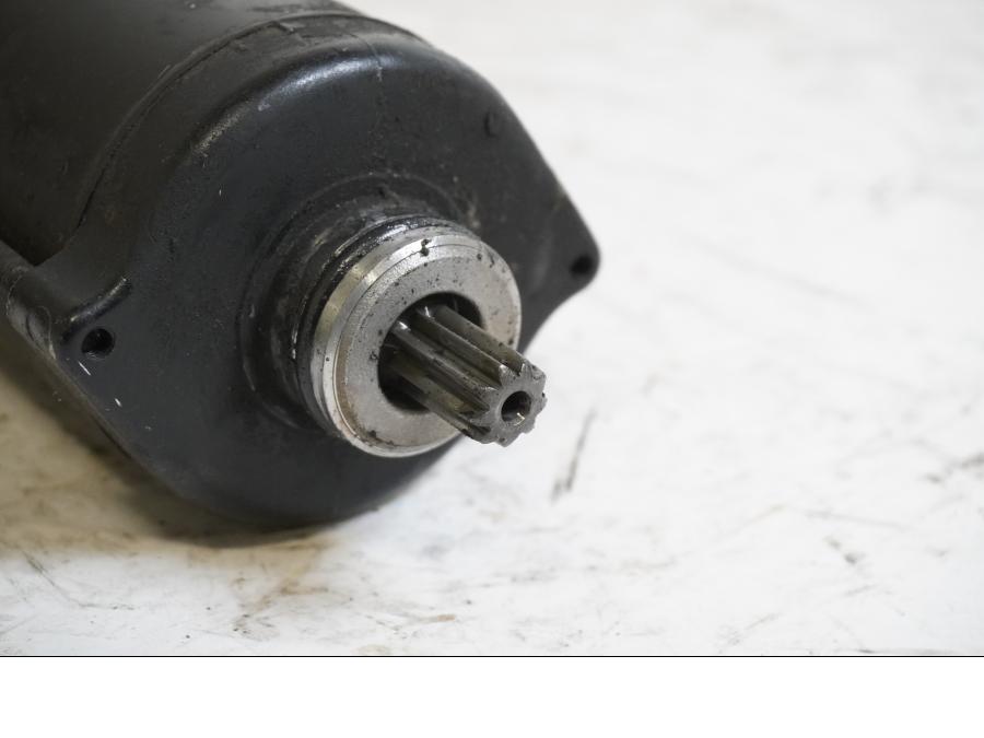 Baksidan på Startmotor från en Kawasaki VN 800 -1995 motorcykel.