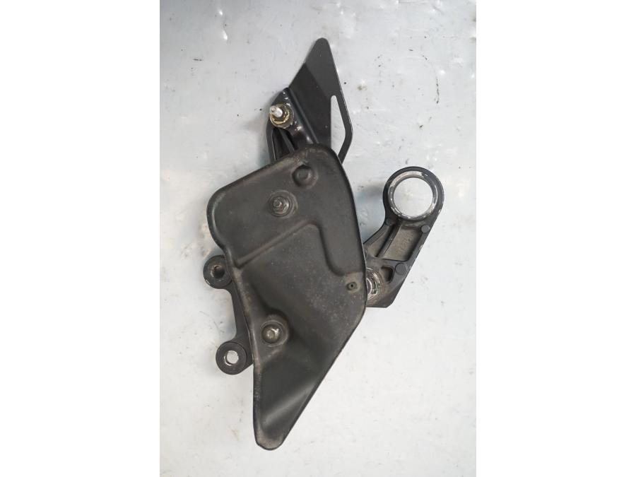 Baksidan på Fotpinnefäste från en Honda CBR 1000 RR -2009 motorcykel.