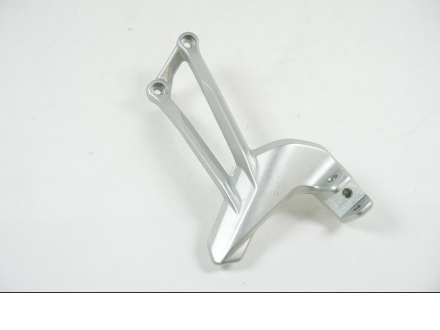 Baksidan på Fotpinnefäste från en Ducati Multistrada 1260 s -2019 motorcykel.