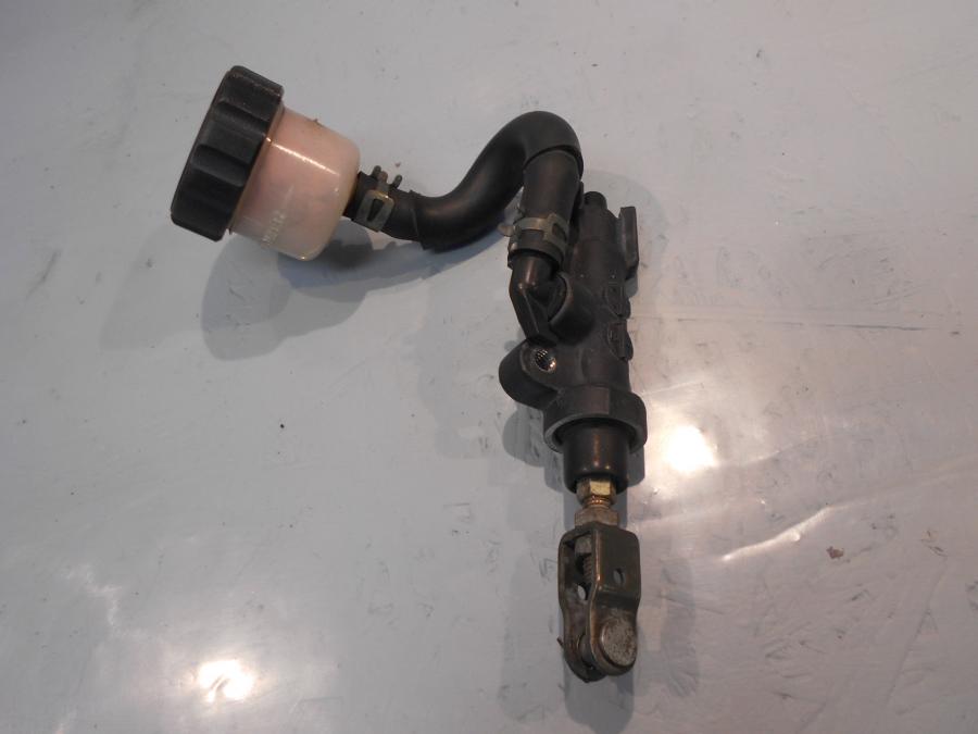 Baksidan på Bromshuvudcylinder från en Yamaha XV 1600 -2000 motorcykel.