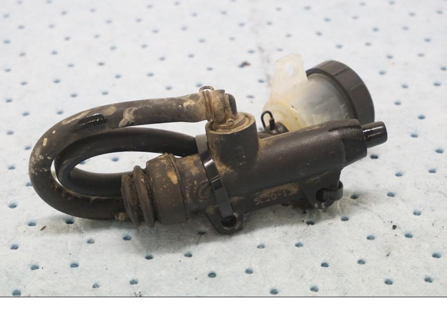 Baksidan på Bromshuvudcylinder från en KTM 690 SMCR -2015 motorcykel.