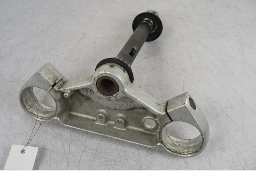 Höger sida på Gaffelkrona från en Suzuki VZ 800 -2000 motorcykel.