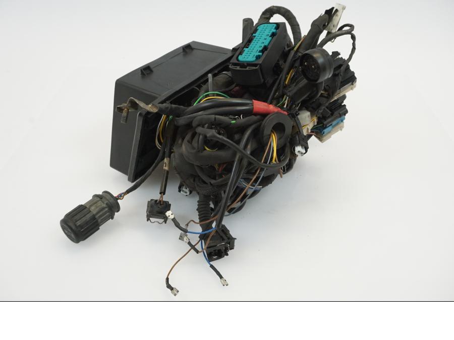 Snett uppifrån på Kabelstam från en BMW R 1150 R -2002 motorcykel.