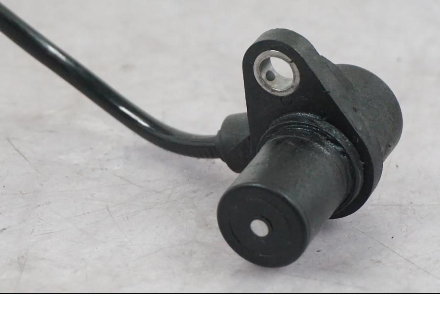 Snett nerifrån på Vevaxelsensor från en Ducati Multistrada V4 -2024 motorcykel.