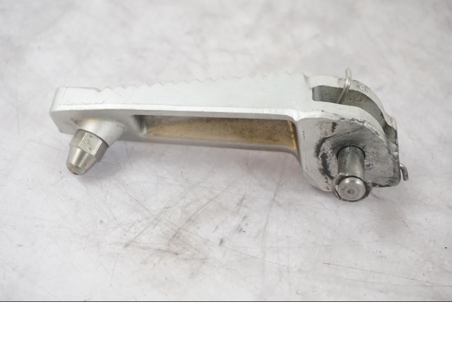 Höger sida på Fotpinne från en BMW F 800 R -2018 motorcykel.