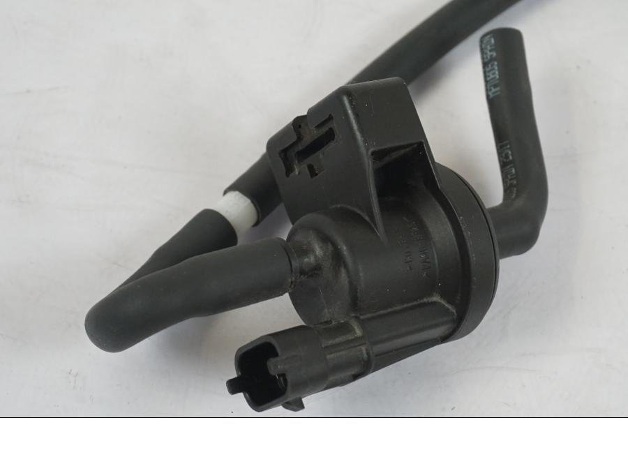 Snett nerifrån på Fuel Evap System från en KTM 1290 Super Duke R -2018 motorcykel.