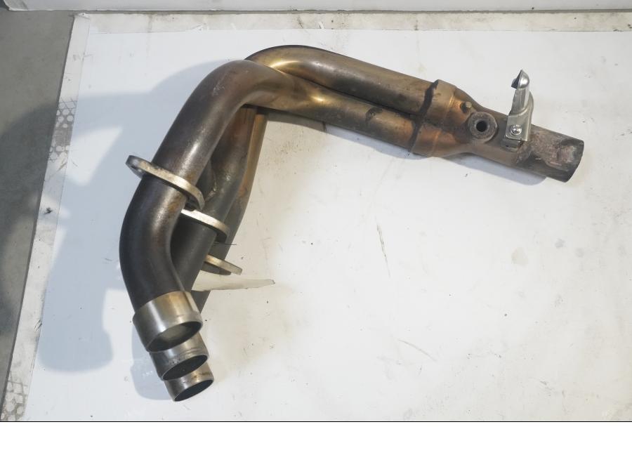 Vänster sida på Grenrör från en Triumph Street Triple R -2009 motorcykel.