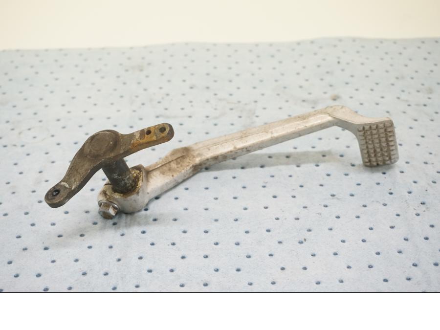 Baksidan på Bromspedal från en Suzuki GSX 550 -1985 motorcykel.