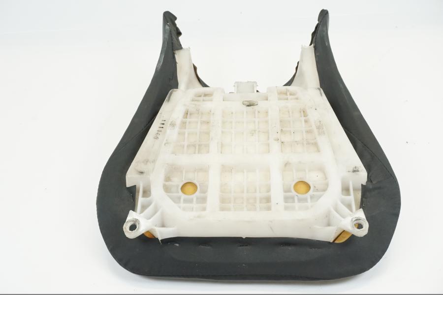 Snett nerifrån på Sadel från en Yamaha YZF R6 -1999 motorcykel.