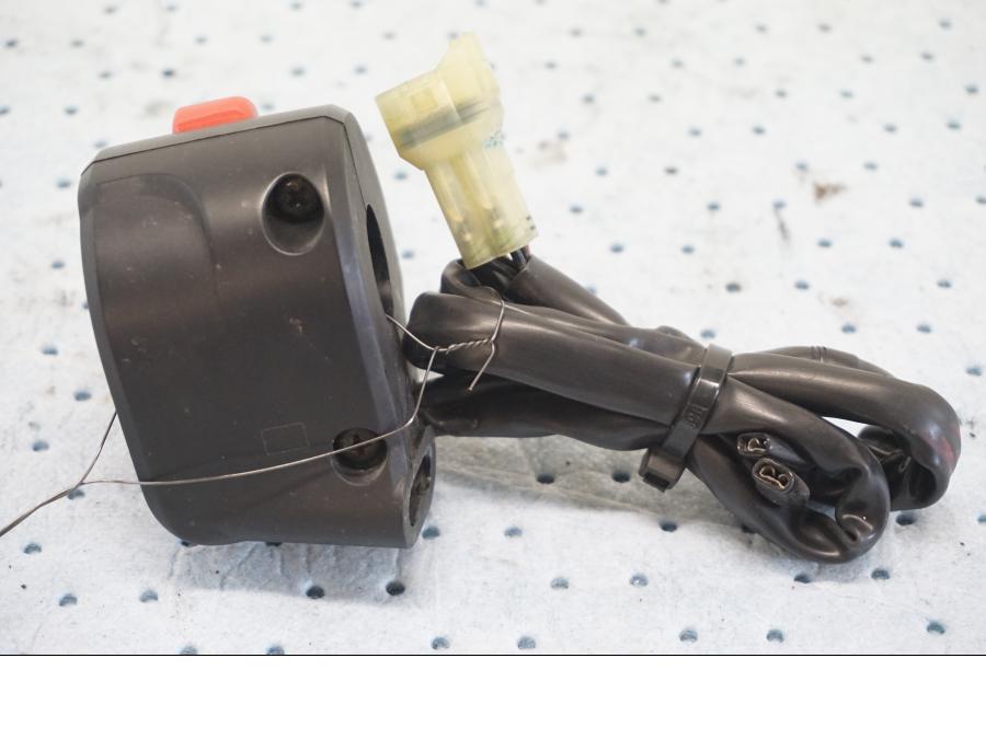 Baksidan på Styrelreglage från en Kawasaki Z 900 -2019 motorcykel.