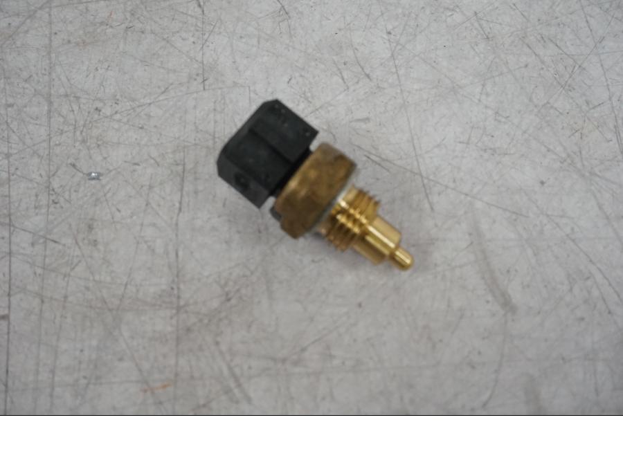 Baksidan på Vattentermostatgivare från en BMW R 1200 GS -2010 motorcykel.