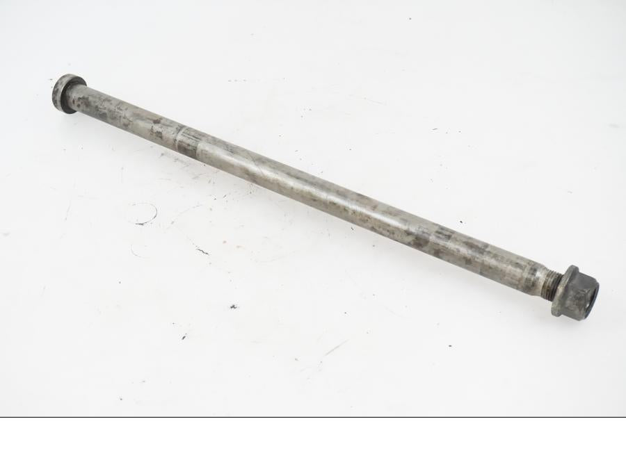 Framsidan på Axel från en Triumph Rocket III -2007 motorcykel.