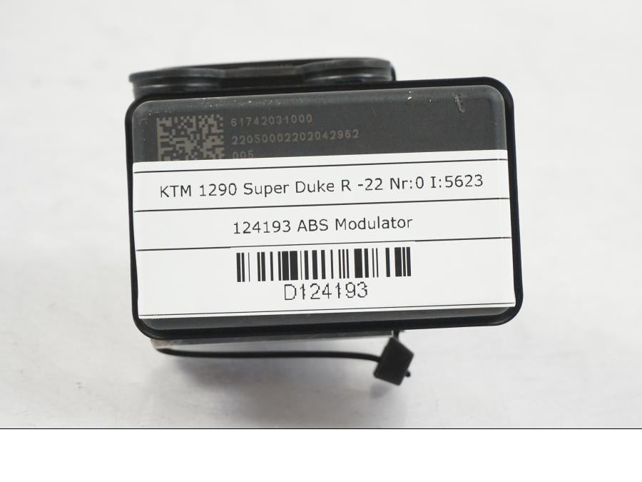 Snett nerifrån på ABS Modulator från en KTM 1290 Super Duke R -2022 motorcykel.