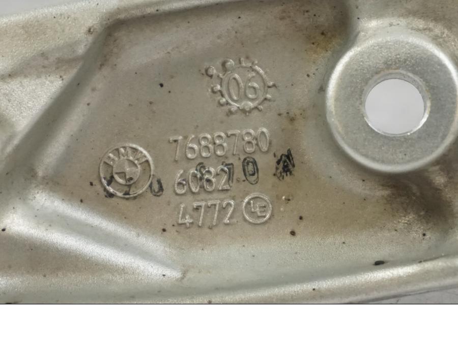 Snett uppifrån på Fotpinnefäste från en BMW R 1200 R -2007 motorcykel.