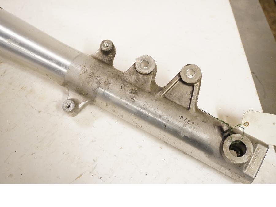 Vänster sida på Gaffelben från en Suzuki VL 800 -2004 motorcykel.