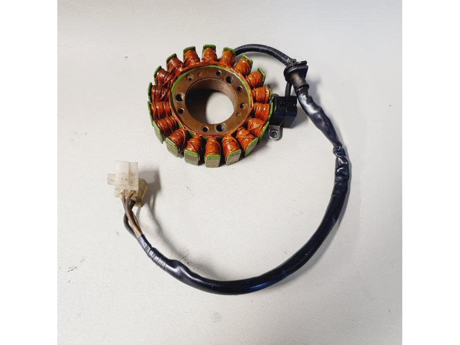 Höger sida på Generator från en Yamaha YZF 600 R -1996 motorcykel.