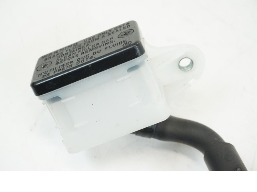 Snett nerifrån på Bromshuvudcylinder från en Honda CBR 650 R -2019 motorcykel.