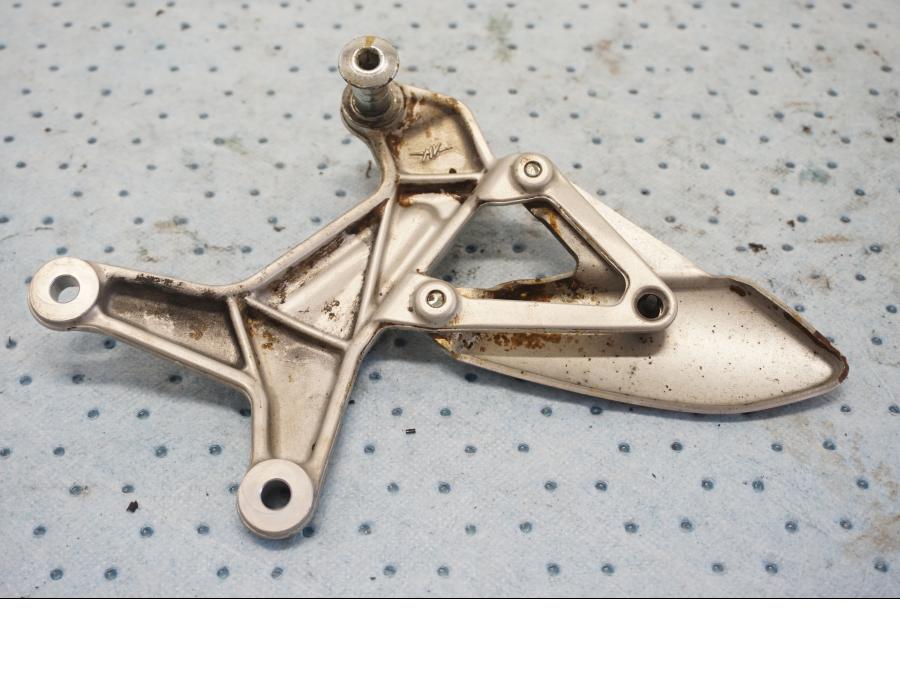 Baksidan på Fotpinnefäste från en MV Agusta F3 675 -2014 motorcykel.