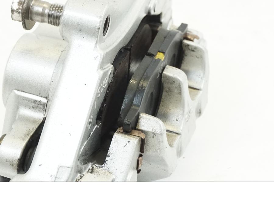 Snett nerifrån på Bromsok från en Yamaha XVS 1100 -2001 motorcykel.