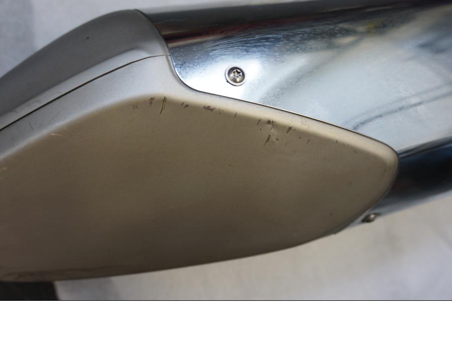 Snett nerifrån på Ljuddämpare från en BMW K 1600 -2013 motorcykel.