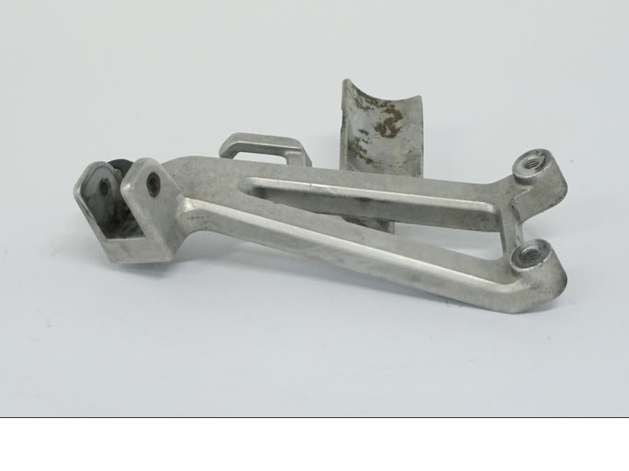 Snett uppifrån på Fotpinnefäste från en Honda CBR 600 -1998 motorcykel.